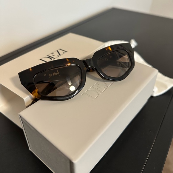 Dezi Sunglasses Tortoise - Picture 1 of 5
